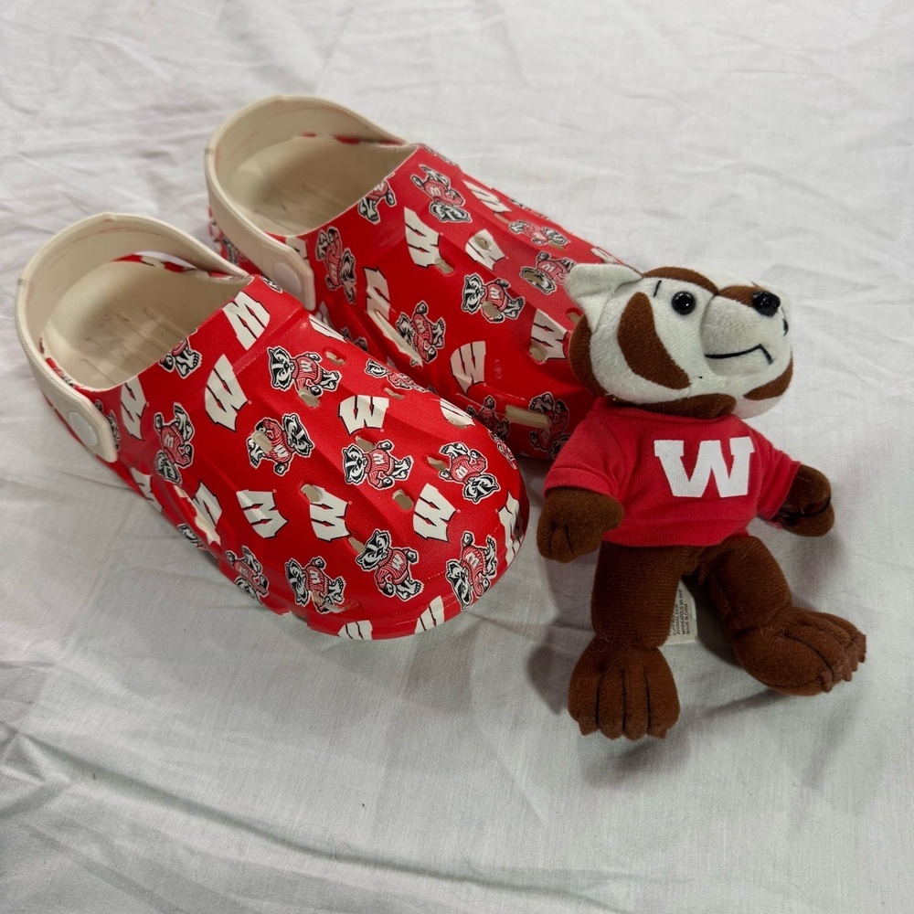 26. Wisconsin badgers Red women’s Crocs (W6/M4 (36-37))